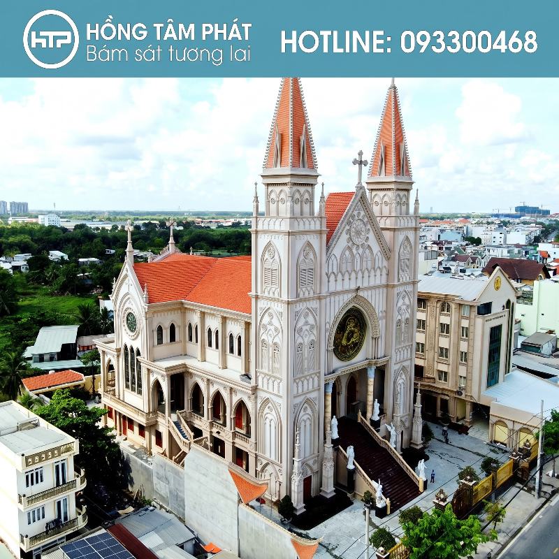Mái ngói nhà thờ đẹp vững chãi qua hàng trăm năm lịch sử.