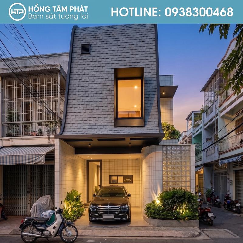 Chuyên gia phục hồi mái ngói chương 5 tập trung kỹ thuật sơn màu.