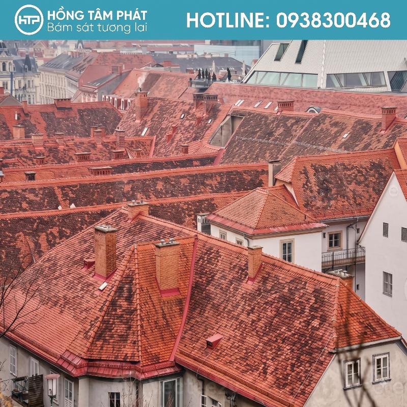 Thiết kế mái ngói biệt thự đòi hỏi tính toán độ dốc chuẩn xác.