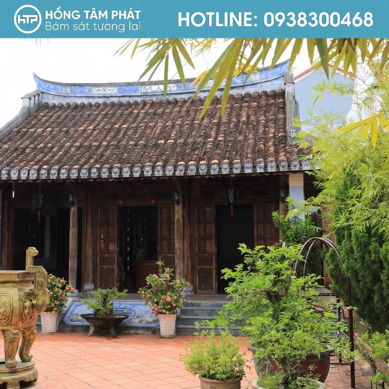 Nét chạm khắc kết hợp mái ngói nhà thờ đẹp thật là tinh tế.