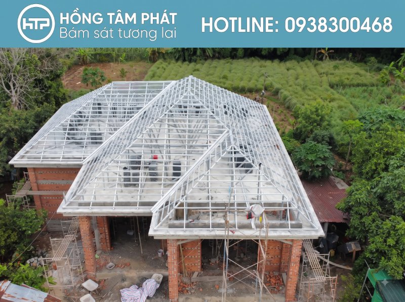 Cận cảnh kỹ thuật Thi Công Lợp Ngói Mới căn chỉnh khoảng cách li tơ chuẩn.