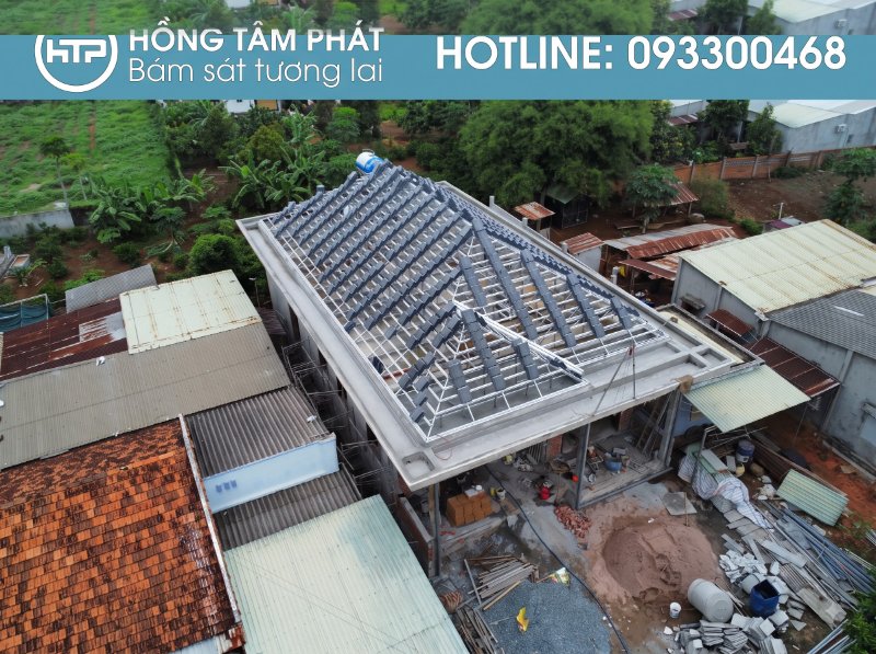 Đội ngũ thợ giàu kinh nghiệm Thi Công Lợp Ngói Mới cho công trình nhà phố.