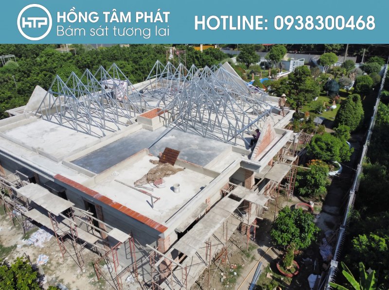 Khảo sát kỹ lưỡng mặt bằng trước khi Thi Công Lợp Ngói Mới cho khách hàng.