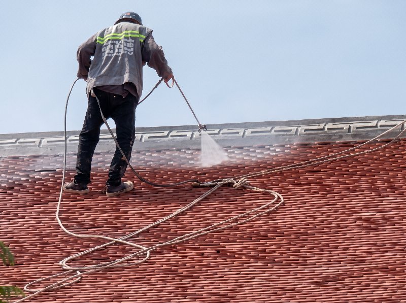 Đội thợ tỉ mỉ thi công sơn Mái Ngói Nhà Thờ Tại Củ Chi tận tâm.