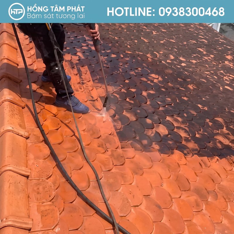 Mái Ngói Nhà Vườn Tại Tân Uyên tươi mới rạng rỡ sau khi phun sơn.