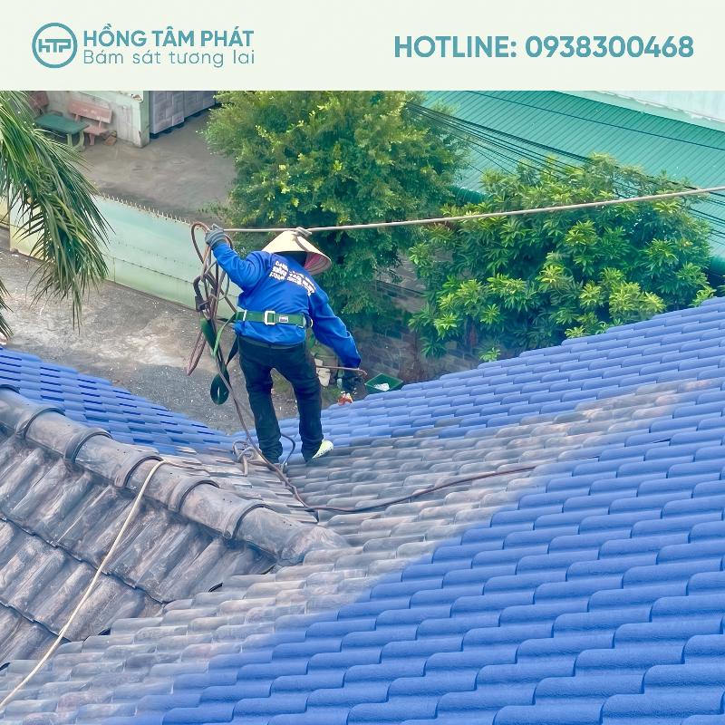 Mái Ngói Biệt Thự Tại Củ Chi sạch bóng rêu phong nhờ sơn HTP.