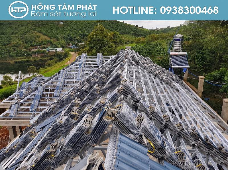 Đại diện Công Ty Phân Phối Ngói Tại HCM tư vấn mẫu ngói chuẩn kiến trúc.