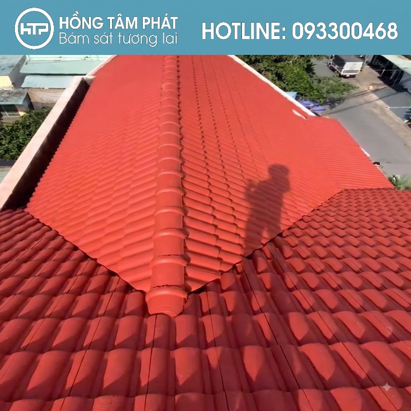 Thi công Vệ Sinh Và Sơn Mái Ngói Biệt Thự Dĩ An giúp mái nhà như mới.