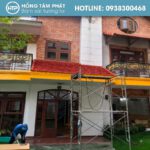 Thợ thi công an toàn khi Sơn Phục Hồi Mái Ngói Trường Mầm Non HTP.