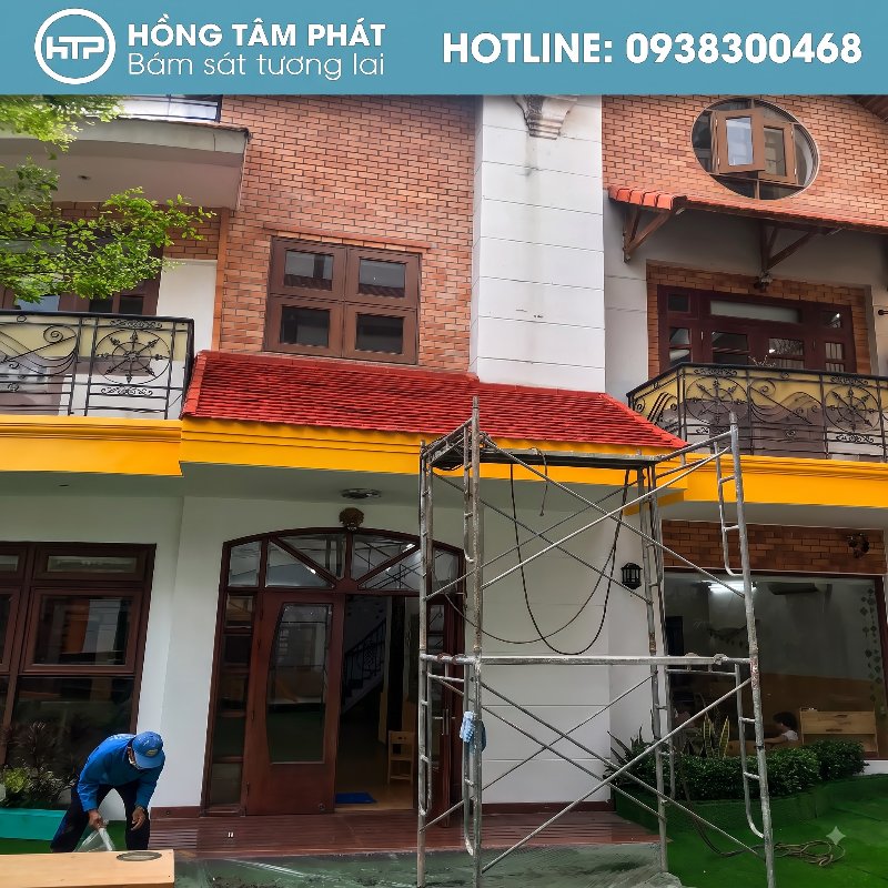 Thợ thi công an toàn khi Sơn Phục Hồi Mái Ngói Trường Mầm Non HTP.
