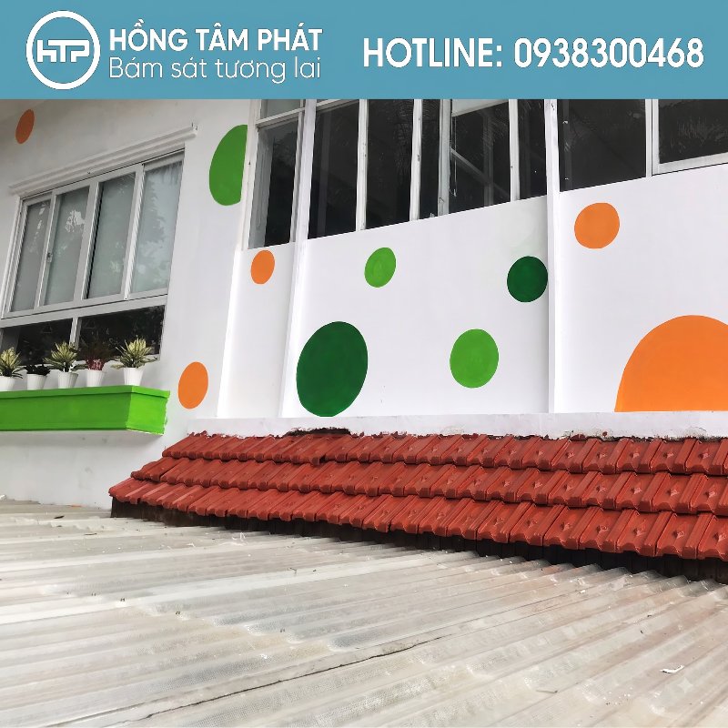 Loại bỏ rêu mốc ẩm hại bằng Sơn Phục Hồi Mái Ngói Trường Mầm Non.