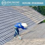 Đội ngũ thợ tỉ mỉ tiến hành Sơn Phục Hồi Mái Ngói Bình Thạnh nhanh.