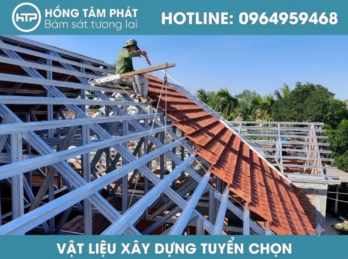 Ưu điểm khung kèo thép nhẹ là lắp ráp nhanh chóng bằng vít tự khoan tiện lợi.