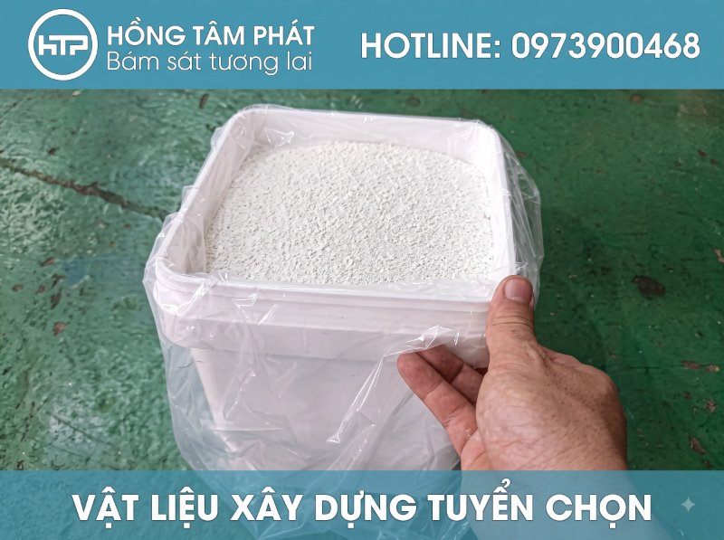 Nguyên tắc an toàn khi sử dụng hóa chất tẩy rong rêu gồm việc đeo găng tay và khẩu trang.