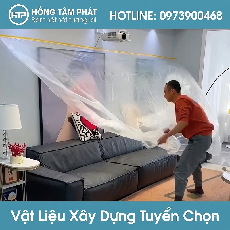 Thợ xây dựng tin tưởng dùng Màng nilon che phủ đồ đạc bảo vệ sàn đá đắt tiền.