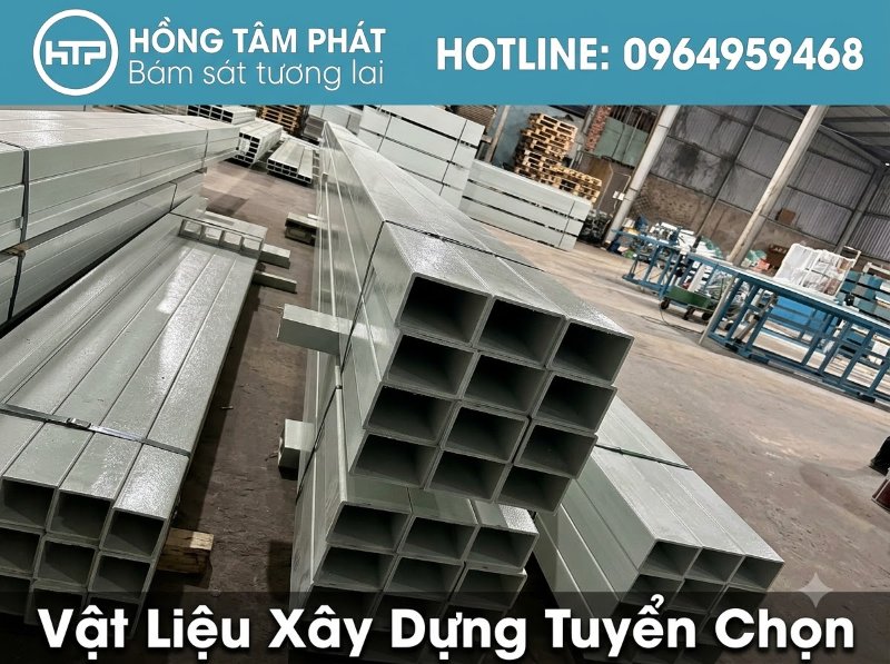 Thợ chuyên nghiệp lắp đặt mái ngói khung kèo composite tỉ mỉ từng chi tiết.