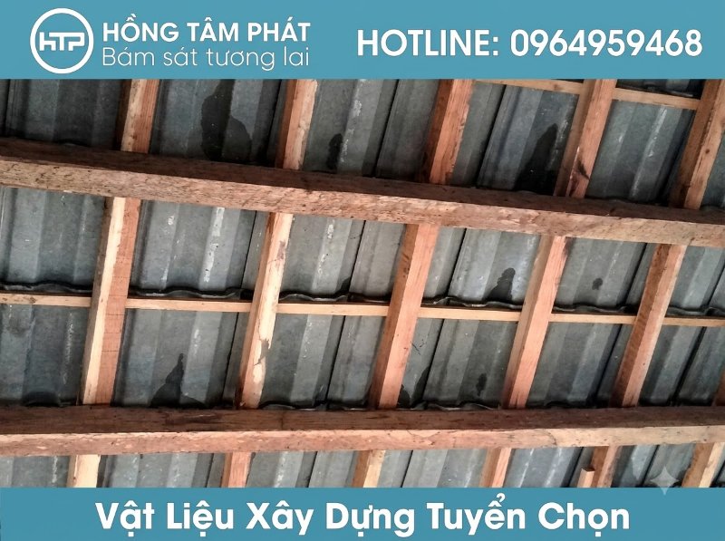 Tận hưởng không gian đậm chất hoài niệm nhờ hệ mái ngói khung kèo gỗ cao cấp.