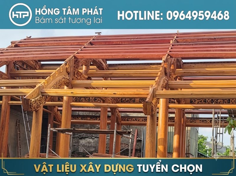 Đội ngũ thợ mộc lành nghề chuyên thực hiện mái ngói khung kèo gỗ tỉ mỉ từng mộng.