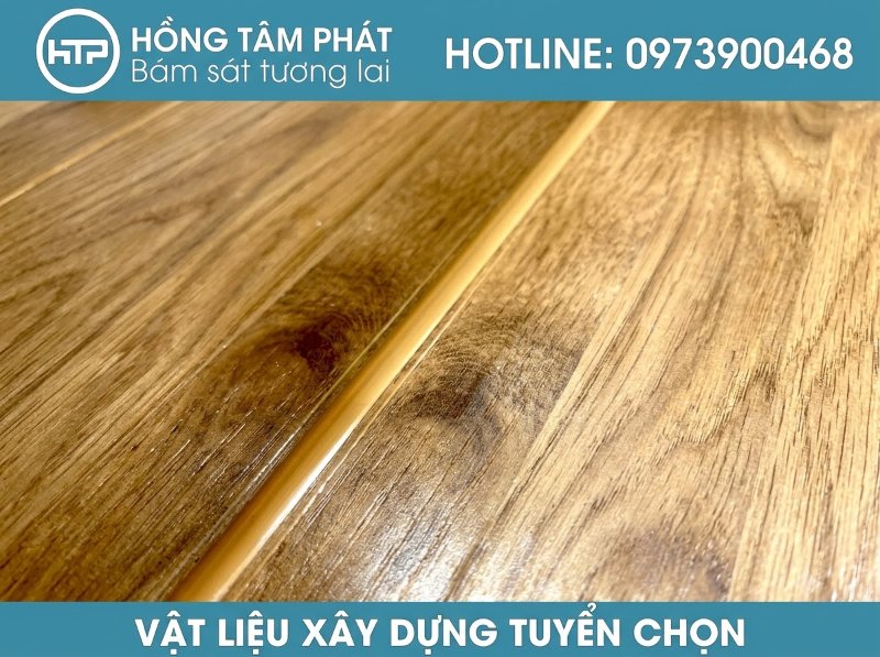 Lựa chọn silicone màu để che khuyết điểm các mối nối ván sàn tự nhiên.