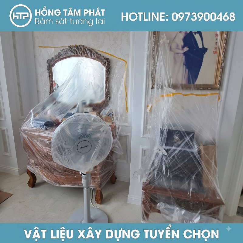 Đội ngũ thợ HTP khuyên dùng Nilon bảo vệ đồ nội thất trước khi sơn tường nhà.