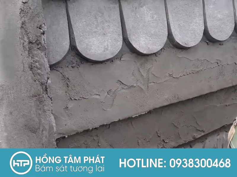 Đảm bảo kết cấu vững chắc cho mái ngói nhờ ứng dụng ngói đắp bằng bê tông cao cấp.
