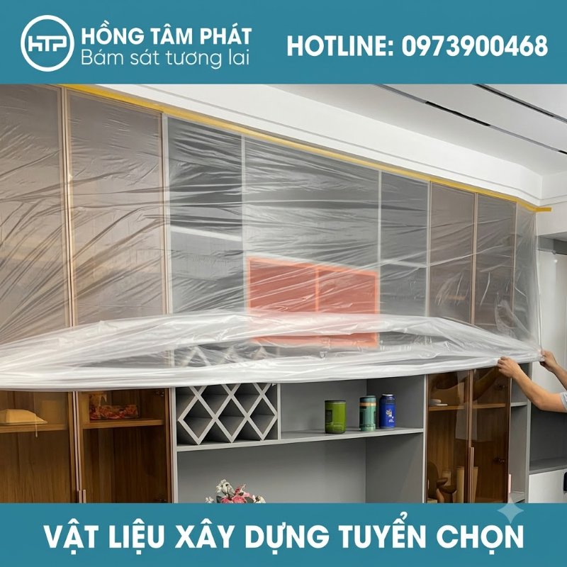 Thợ bảo trì dùng Màng nilon che bụi vệ sinh bọc kín máy giặt chống ướt sàn nhà.