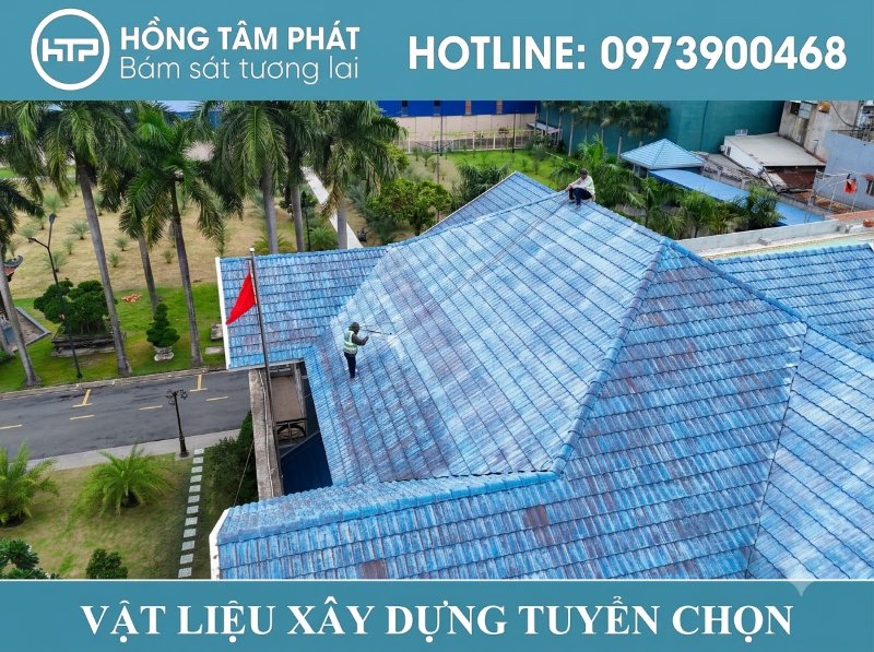 Cận cảnh quy trình thợ HTP tiến hành phục hồi mái ngói cũ cho nhà vườn.