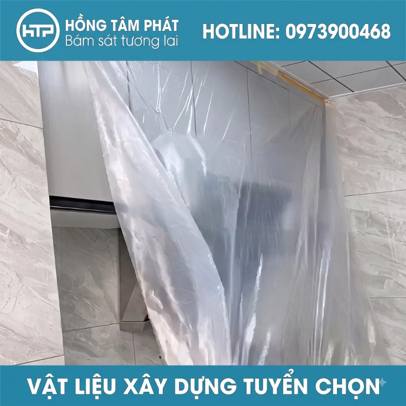 Trải phẳng Màng nilon che phủ đồ đạc dễ dàng nhờ tích hợp dải băng dính viền.