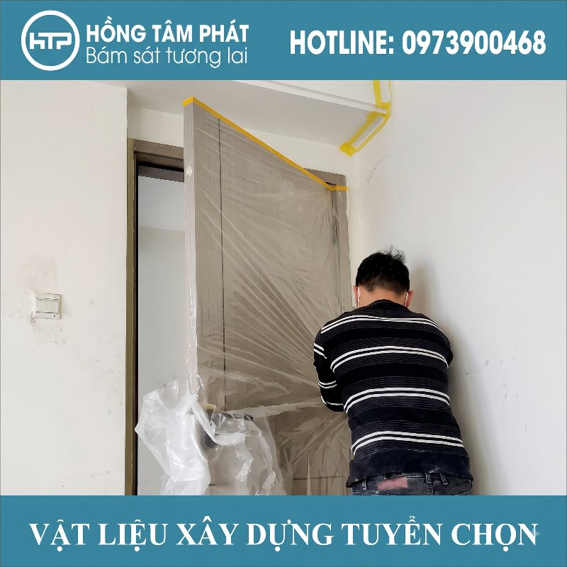 Tránh văng sơn vương vãi nhờ dùng Nilon che bụi khi sơn nhà từ kho HTP.