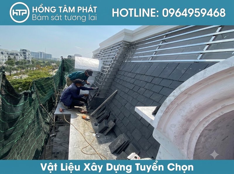 Thợ thi công ngói vuông đẹp tay nghề vững chắc, thi công tỉ mỉ từng góc cạnh.