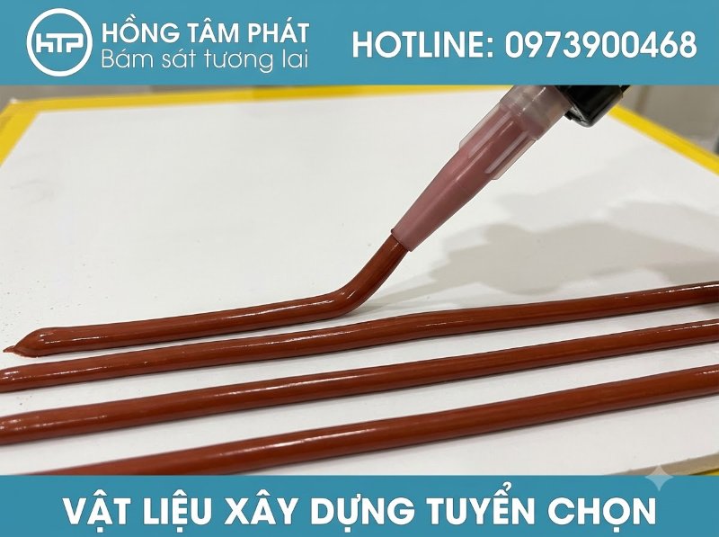Màu sắc hài hòa của silicone màu nâu đỏ phù hợp hoàn hảo với nội thất gỗ tối.